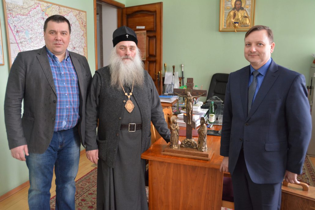 Православное распятие изготовили сибирские металлурги Православное распятие изготовили сибирские металлурги
